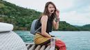 Tak hanya cantik, ibunda dari Bjorka ini juga terbilang pandai memadu padankan busana. Ketika berlibur, Sabai tampil dengan outfit yang kekinian. Seperti saat liburan di pantai ini, ia mengenakan tanktop hitam yang dipadukan dengan kain warna-warni.(Liputan6.com/IG/@sabaidieter)