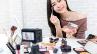 Ilustrasi wanita memakai make up. (Shutterstock)