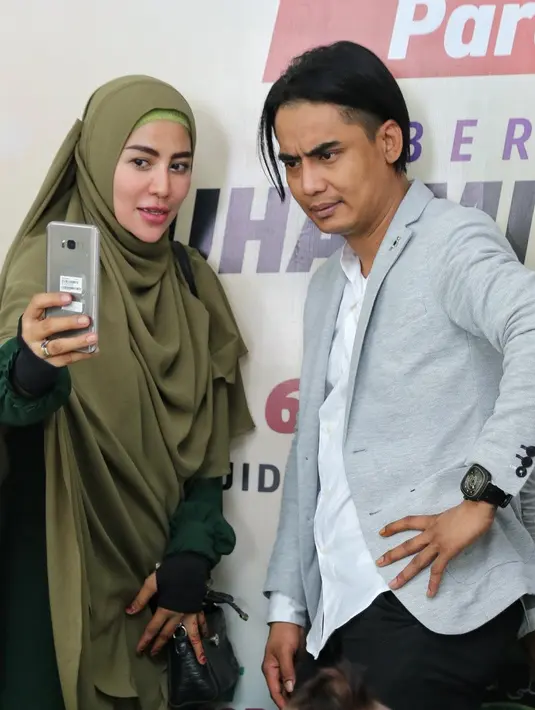 "Kami semua hadir di sini sepakat untuk tidak menggunakan narkoba. Ini adalah salah satu bentuk dukungan saya dalam memerangi narkoba karena narkoba itu ancaman buat kita semua," kata Charly Van Houten di sela acara. (Adrian Putra/Bintang.com)