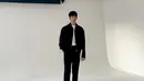 OOTD kasual ala Kim Soo Hyun. Ia padukan kaus putih polos dengan jaket dan celana panjang hitam, serta sneakers hijau yang kontras, namun menyempurnakan penampilannya secara keseluruhan. [Foto: Instagram/soohyun_k216]