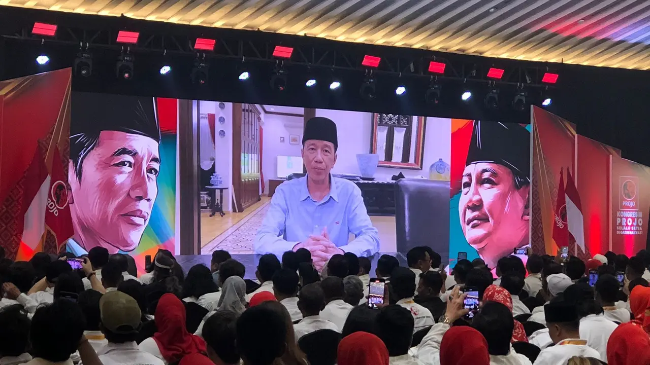 Presiden ke-7 RI Joko Widodo (Jokowi) mengirimkan pesan melalui video yang ditayangkan pada  Kongres ke-III Relawan Projo. (Liputan6/Delvira Hutabarat)