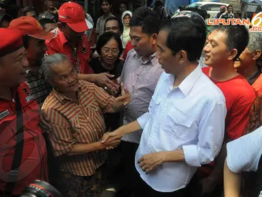 [FOTO] Intip Jokowi Belanja di Pasar