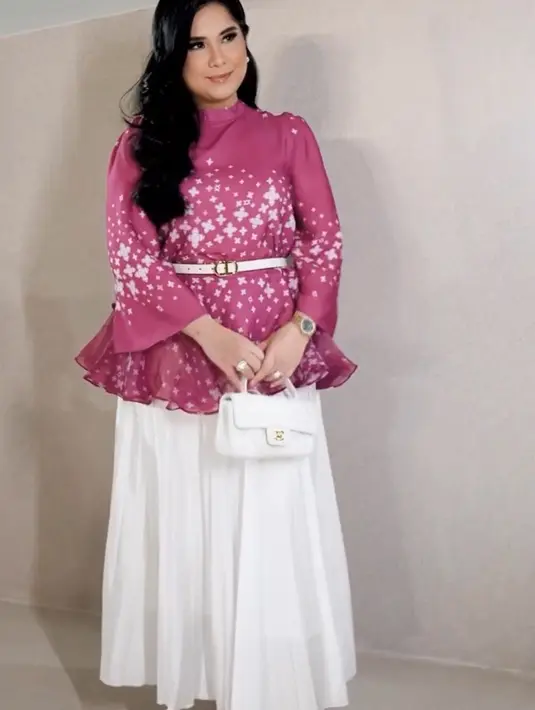 Saat menghadiri fashion show dari brand lokal Wearing Klamby, Annisa Pohan mengenakan tas putih dari rumah mode Chanel yakni Chanel Flap White Leather Wild Stitch Hand Bag. Dikutip website Farfetch, tas berukuran 9 inch tersebut masih dibanderol dengan harga 7.394 poundsterling atau sekitar Rp135 jutaan untuk tahun pembuatan 2004-2005.[@annisayudhoyono]