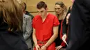 Nikolas Cruz saat menghadiri sidang di pengadilan di Fort Lauderdale, Florida (19/2). Cruz didakwa melakukan penembakan massal yang menewaskan 17 orang dan melukai lainnya dalam serangan di SMA Majory Stoneman Douglas Florida. (AP Photo/Mike Stocker)