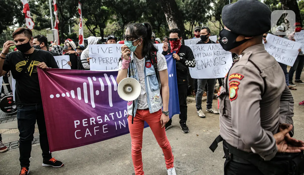 Sejumlah musisi kafe saat melaksanakan aksi di depan Balai Kota Jakarta, Rabu (8/7/2020). Aksi ngamen di depan Balai Kota Jakarta yang diikuti oleh musisi kafe itu untuk menyuarakan aspirasi pekerja seni harian yang terdampak mata pencahariannya selama masa PSBB. (Liputan6.com/Faizal Fanani)