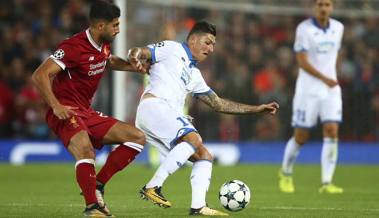Gelandang Liverpool, Emre Can, berusaha merebut bola dari gelandang Hoffenheim, Steven Zuber, pada laga playoff Liga Champions, di Stadion Anfield, Kamis (24/8/2017). Liverpool menang 4-2 atas Hoffenheim. (AP/Dave Thompson)