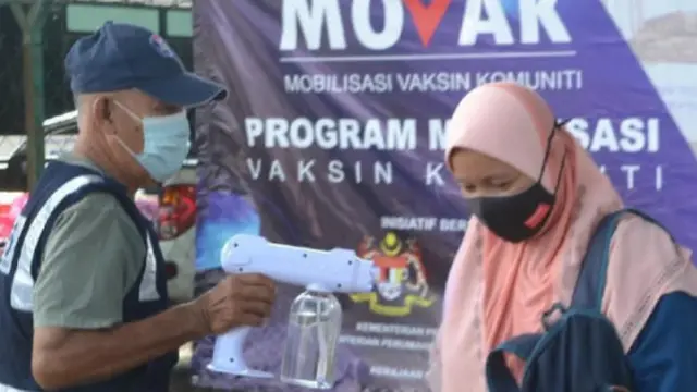 Bapak Ini Putuskan Jadi Relawan di Pusat Vaksinasi Setelah Anaknya Tewas Akibat Covid-19