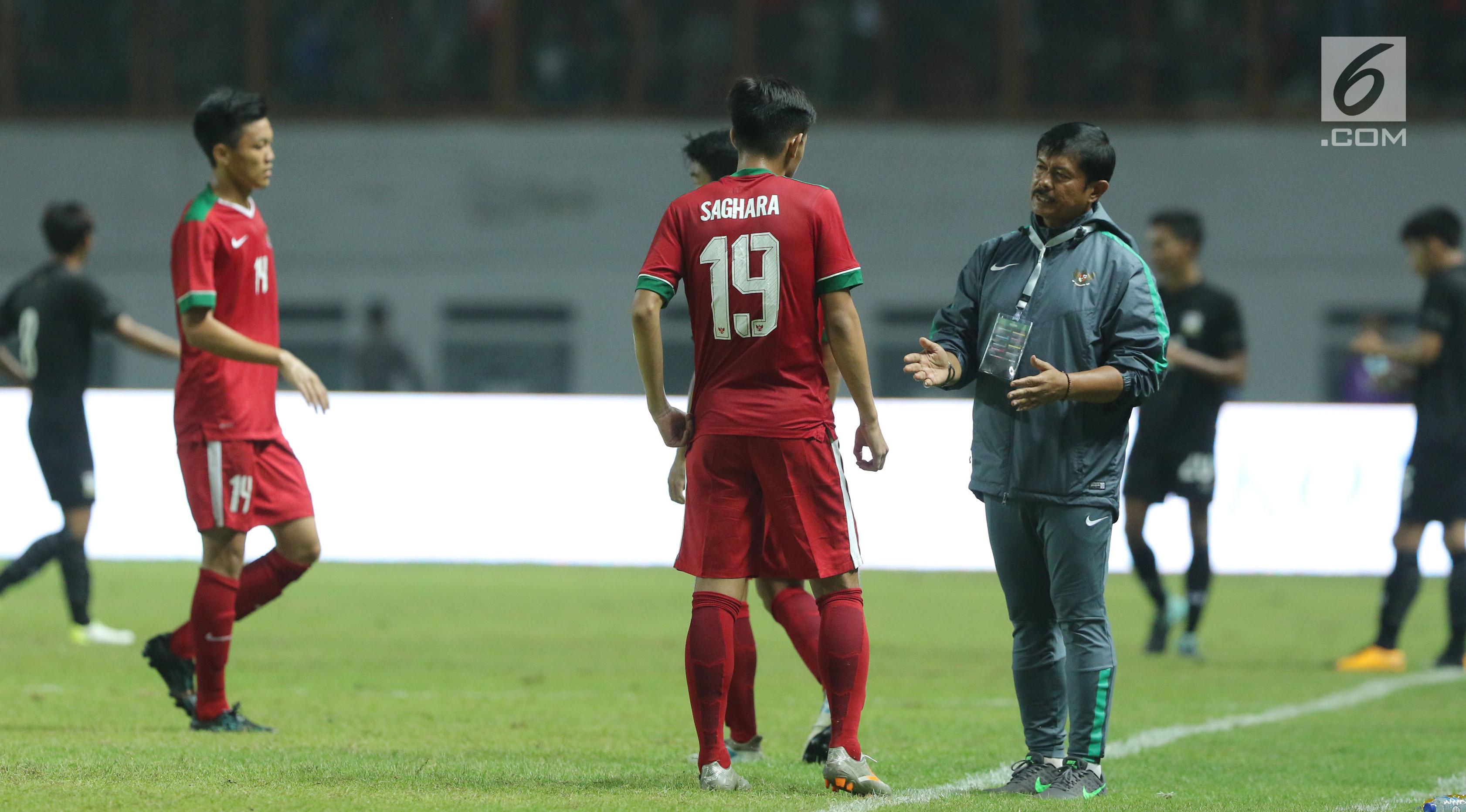 Pelatih Timnas Indonesia U-19, Indra Sjafri (kanan) memberi arahan pada Hanis Saghara Putra saat laga persahabatan melawan Thailand U-19 di Stadion Wibawa Mukti, Cikarang, Jawa Barat, Minggu (8/10). Indonesia menang 3-0. (Liputan6.com/Helmi Fithriansyah)