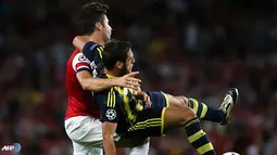 Striker Arsenal Olivier Giroud berebut bola dengan pemain Fenerbahce Egemen Korkmaz pada Putar Liga Champions kedua pertandingan sepak bola di Stadion Emirates di London (27/08/2013).(AFP/Adrian Dennis)