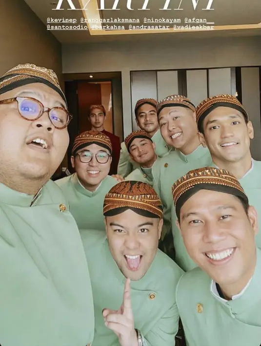 Detail closeup para pria keren berseragam beskap (Instagram @rezachandika)