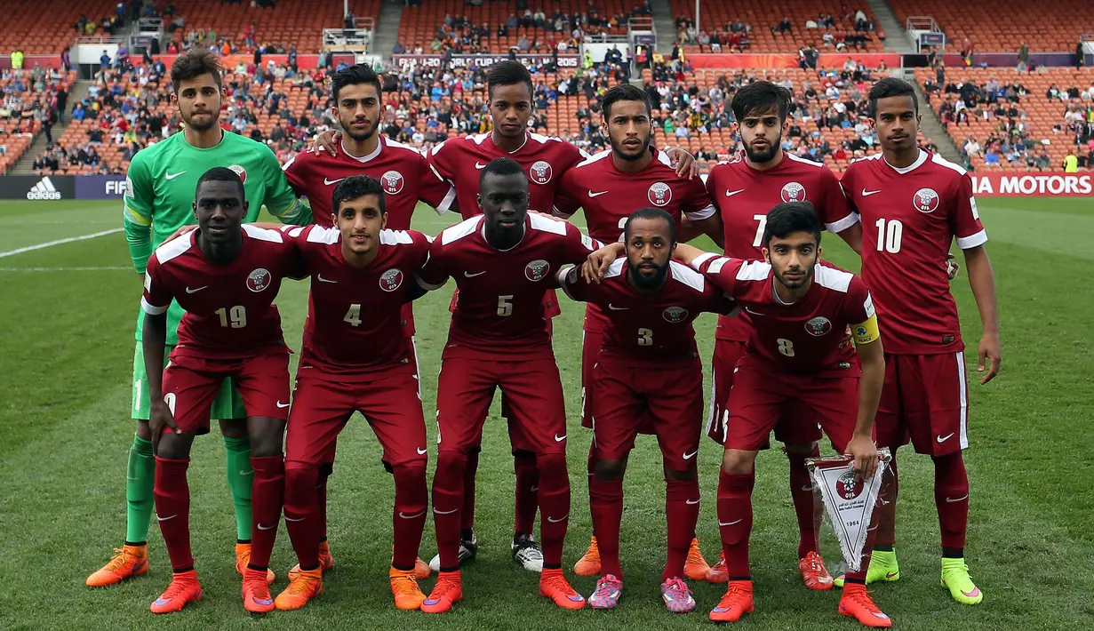 Para pemain starter Timnas Qatar U-20 berfoto sebelum dimulainya laga Piala Dunia U-20 2015 menghadapi Senegal di Hamilton, Selandia Baru (6/6/2015). Prestasi terbaik Qatar pada ajang Piala Dunia U-20 adalah satu kali merebut peringkat kedua yaitu pada edisi 1981 di Australia setelah kalah 0-4 dari Jerman Barat di partai final. (AFP/Shane Wenzlick)