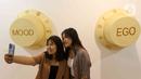 Pengunjung berselfie di dekat karya seni yang ditampilkan dalam pameran Art Jakarta Gardens 2023 di Hutan Kota Plataran, Senayan, Jakarta Pusat, Selasa (7/2/2023). Pameran seni Art Jakarta Gardens kembali digelar tahun ini mulai dari tanggal 7 - 12 Februari 2023, dalam pameran ini, pengunjung dapat menjelajahi kombinasi presentasi karya seni rupa yang ditampilkan dari dalam dan luar ruangan dengan karya berupa patung, instalasi, dan objek dua dimensi. (Liputan6.com/Herman Zakharia)