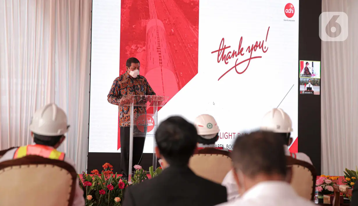 Direktur Utama PT Adhi Karya Entus Asnawi Mukhson saat seremoni penyambungan jembatan bentang panjang dengan struktur lintasan U-Shape Girder di LRT Dukuh Atas, Jakarta, Rabu (11/11/2020). Total panjangnya 44 kilometer dan sudah terpasang U-Shaped Girder. (Liputan6.com/Faizal Fanani)