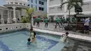 Timnas Indonesia berlatih ringan di kolam renang Hotel Sahid Rich, Yogyakarta, Minggu (09/10/2016). (Bola.com/Nicklas Hanoatubun)