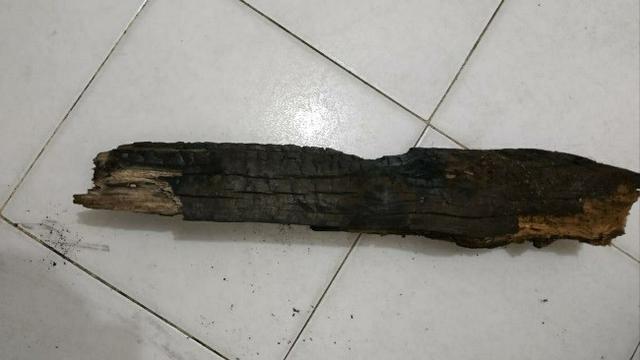 Bekas kayu di kebakaran lahan dijadikan polisi sebagai barang bukti menangkap kakek di Siak.