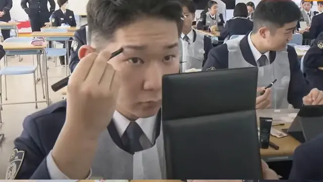 Calon Polisi Belajar Dandan