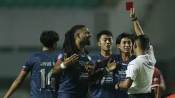 Memasuki menit keempat, petaka menghampiri tim Singo Edan yang harus bermain dengan 10 personel. Gelandang Jayus Haryono mendapat kartu merah langsung setelah menerjang kaki Sutanto Tan. (Foto: Bola.com/M Iqbal Ichsan)