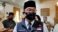 Gubernur Jabar Ridwan Kamil mengantarkan jenazah Sultan Cirebon Arief Natadiningrat menuju peristirahatan terakhir. (Liputan6.com/ Panji Prayitno)