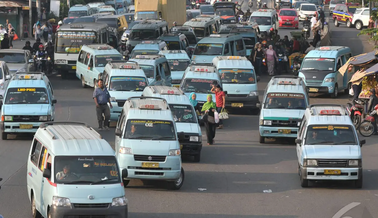 Penghapusan angkot bertujuan untuk mengurangi volume kendaraan di jalan raya, Jakarta (28/8/2014) (Liputan6.com/Johan Tallo)