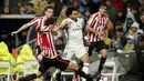 Pemain Real Madrid, Marcelo berusaha melewati hadangan pemain Athletic Bilbao pada lanjutan La Liga di Santiago Bernabeu stadium, Madrid, senin (23/10/16) dini hari WIB. (AP/Daniel Ochoa de Olza)