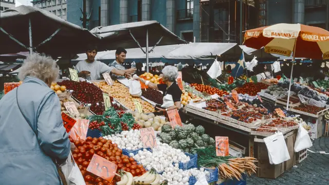 Ilustrasi beragam hidangan dan kios makanan menggambarkan daya tarik pasar kuliner Paris bagi warga lokal dan wisatawan.