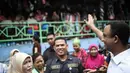 Cagub DKI Jakarta Anies Rasyid Baswedan menyapa para pedagang Pasar Tebet Timur, Jakarta, Jumat (28/10). Kunjungan Anis tersebut untuk melihat suasana pasar tradisional serta sebagai kampanye Pilgub DKI Jakarta 2017. (Liputan6.com/Faizal Fanani)