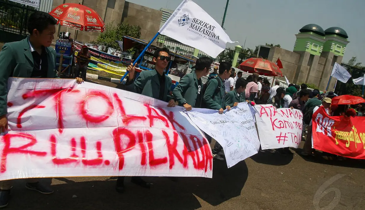 Mahasiswa dari UI dan Paramadina terlihat ikut bergabung untuk mendukung pilkada langsung di depan Gedung DPR, Jakarta, (24/9/14). (Liputan6.com/Faizal Fanani)