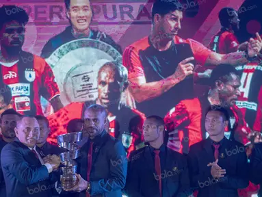 Persipura Jayapura sebagai juara TSC 2016 mendapatkan hadiah uang sebesar tiga miliar rupiah pada Awarding Night TSC 2016 di Hotel Aryaduta Bandung, Jawa Barat, Minggu (8/1/2017). (Bola.com/Vitalis Yogi Trisna)