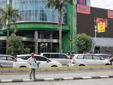 Layar reklame disegel di kawasan perempatan Harmoni, Jakarta, Selasa (29/1). 48 reklame melanggar izin telah disegel sepanjang Januari 2019. Hal tersebut melengkapi 60 reklame melanggar lainnya yang ditertibkan pada 2018. (Liputan6.com/Faizal Fanani)