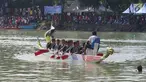 Peserta mengayuh perahu dayung naga selama Festival Danau Sunter di Jakarta, Minggau (25/2). Kegiatan tersebut untuk mengkampanyaken kebersihan dan menjaga lingkungan danau yang berada di Jakarta. (Liputan6.com/Angga Yuniar)