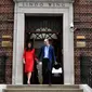 Pangeran William dan Kate Middleton terlihat bergandengan tangan saat meninggalkan Rumah Sakit St Mary's di London, Senin (23/4). William dan Kate memang dikenal sebagai pasangan Royal yang jarang sekali bergandengan di depan publik. (AFP/ Ben STANSALL)
