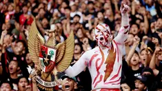 Suporter saat mendukung Timnas Indonesia melawan Kamboja pada laga pertama Grup A Piala AFF 2022 di Stadion Utama Gelora Bung Karno (SUGBK), Senayan, Jumat (23/12/2022). (Bola.com/M iqbal Ichsan)