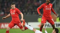 Perebutan bola antara pemain Augsburg dengan pemain Liverpool pada laga leg pertama 32 besar Liga Europa, di WWK Arena, Augsburg, Jerman, Jumat (19/2/2016) dini hari WIB. (AFP/Christof Stache)