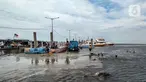 Anak-anak berenang di dermaga saat banjir rob merendam Pelabuhan Kali Adem, Muara Angke, Jakarta, Kamis (22/10/2020). Banjir rob yang merendam kawasan Pelabuhan Kali Adem sejak lima hari lalu dimanfaatkan oleh anak-anak setempat untuk berenang di sekitar dermaga. (merdeka.com/Iqbal S. Nugroho)