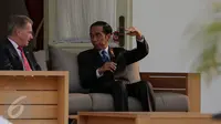 Presiden Jokowi mengobrol santai dengan Presiden Finlandia Sauli Niinisto di teras belakang Istana Merdeka, Jakarta, Selasa (3/11/2015). Pertemuan membahas tata kelola lahan gambut untuk antisipasi bencana kebakaran hutan. (Liputan6.com/Faizal Fanani)