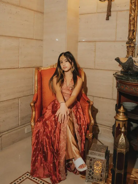 Tak sedikit yang memujinya semakin cantik bahkan disebut-sebut kecantikannya kalahkan sang bunda.