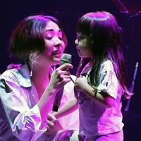 Gisella Anastasia dan Gempi duet di konser Dunia Lukas Graham. (Bambang E Ros/Fimela.com)