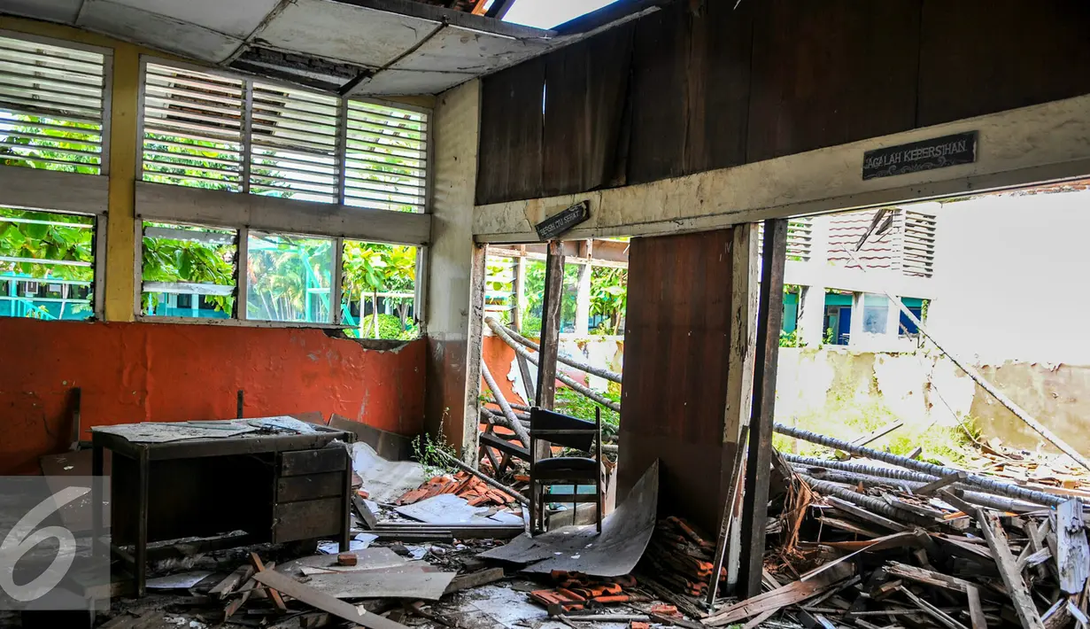Kondisi ruang kelas SDN Malaka Sari 14, Duren Sawit yang ambruk sejak 3 tahun lalu, Jakarta Timur, Senin (2/5). Bangunan tersebut terkesan ditelantarkan karena dikelilingnya hanya terlihat puing-puing bekas reruntuhan. (Liputan6.com/Yoppy Renato)