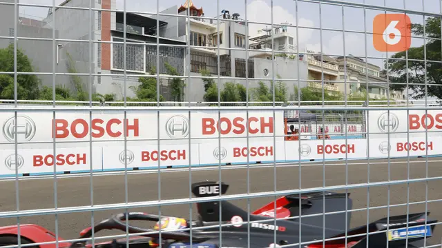 Balap Mobil Formula E: Penonton dari balkon Rumah