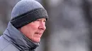 Manajer Manchester United Sir Alex Ferguson mengamati para pemainnya di pusat latihan tim di Carrington, Manchester, jelang partai Liga Champions pada 6 Desember 2010. AFP PHOTO/ANDREW YATES