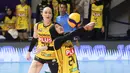 Pemain Gresik Phonska Plus, Arneta Putri Amelian mencoba menahan bola dari serangan Jakarta Pertamina Enduro pada laga seri lima putaran kedua di GOR Candradimuka Padepokan Voli Jenderal Polisi Kunarto, Sentul Bogor, Minggu (22/2/2026) malam WIB. (Bola.com/Abdul Aziz)