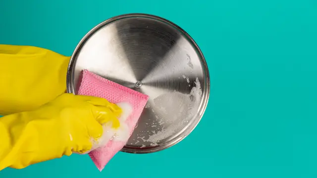 Ilustrasi Mencuci dan Mengeringkan Peralatan Dapur