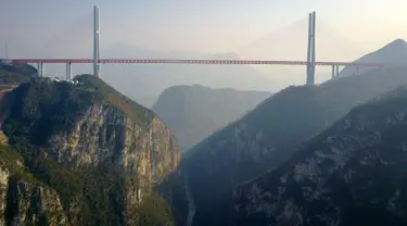 Gambar yang diambil pada 28 Desember 2016 menunjukkan jembatan Beipanjiang di dekat Bijie, Provinsi Guizhou, China. Jembatan baru yang berada di wilayah barat daya China itu diklaim sebagai jembatan tertinggi di dunia. (STR / AFP)