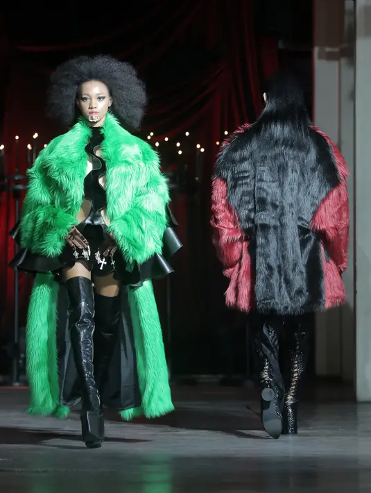 Harry Halim membayangkan, sekaligus menginginkan sesuatu yang kelam, tapi juga meriah, pada saat bersamaan. Harry Halim menggunakan material dari kulit nabati, beludru, sutera, bulu sintetis, dan wol dalam koleksi ini. Foto: Document/FIMELA.