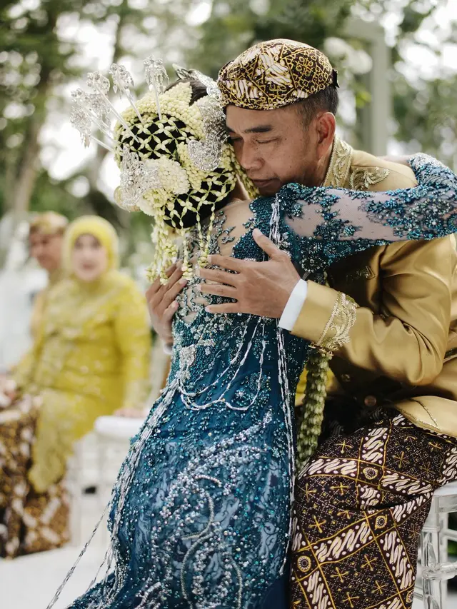 7 Potret Pernikahan Debi Sagita dan Marco Ivanos, Tampil Menawan dengan Siger Sunda
