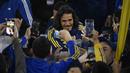Bintang Uruguay, Edinson Cavani menyapa fans saat perkenalannnya sebagai pemain baru Boca Juniors di Stadion La Bombonera, Argentina, Senin (31/07/2023) waktu setempat. (AFP/Luis Robayo)