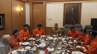 Anies Ajak Makan Siang Petugas Damkar Penyelamat Anak Terjepit