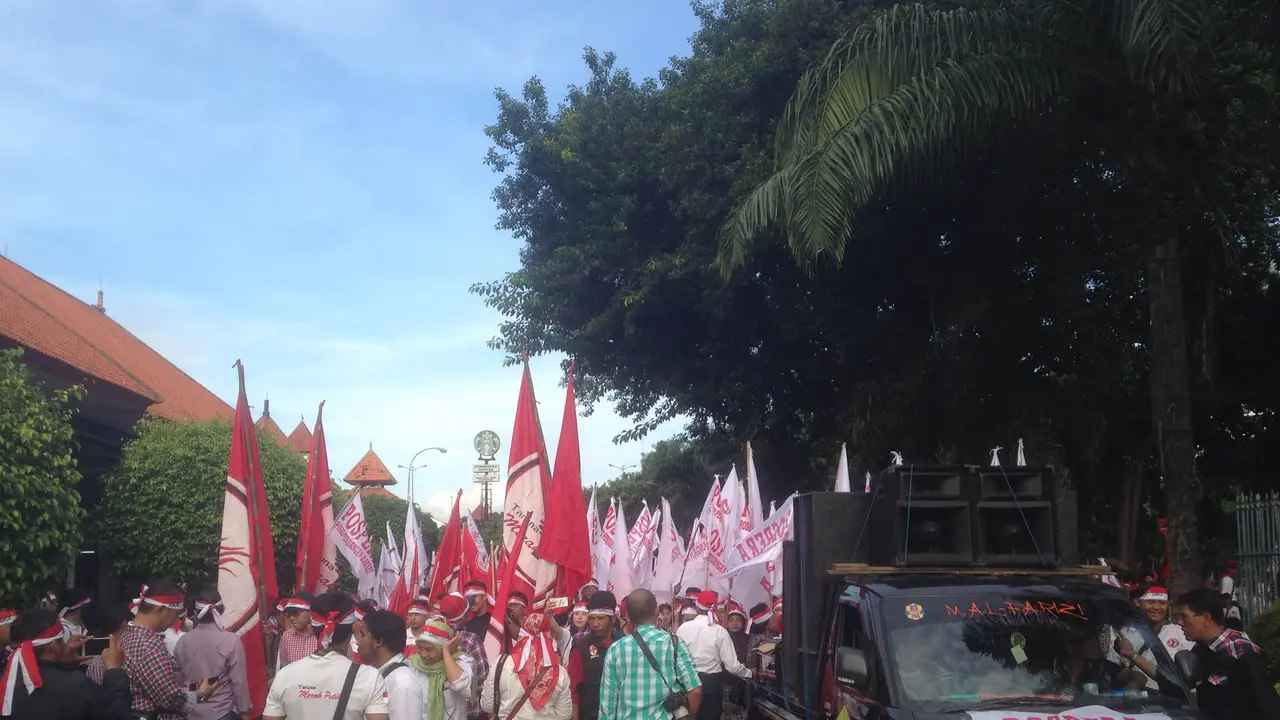 Pendukung Ahok-Djarot menghadiri rapat pleno pengundian nomor urut pasangan cagub-cawagub DKI 2017.