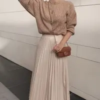 Gaya seru anti bosan dengan rok pleats mocha yang patut ditiru. (Foto: Pinterest.com)