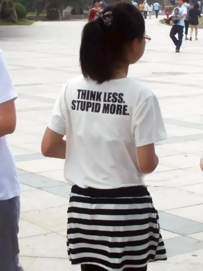 10 Tulisan Nyeleneh di Kaos Ini Sukses Bikin Kamu Gagal Paham